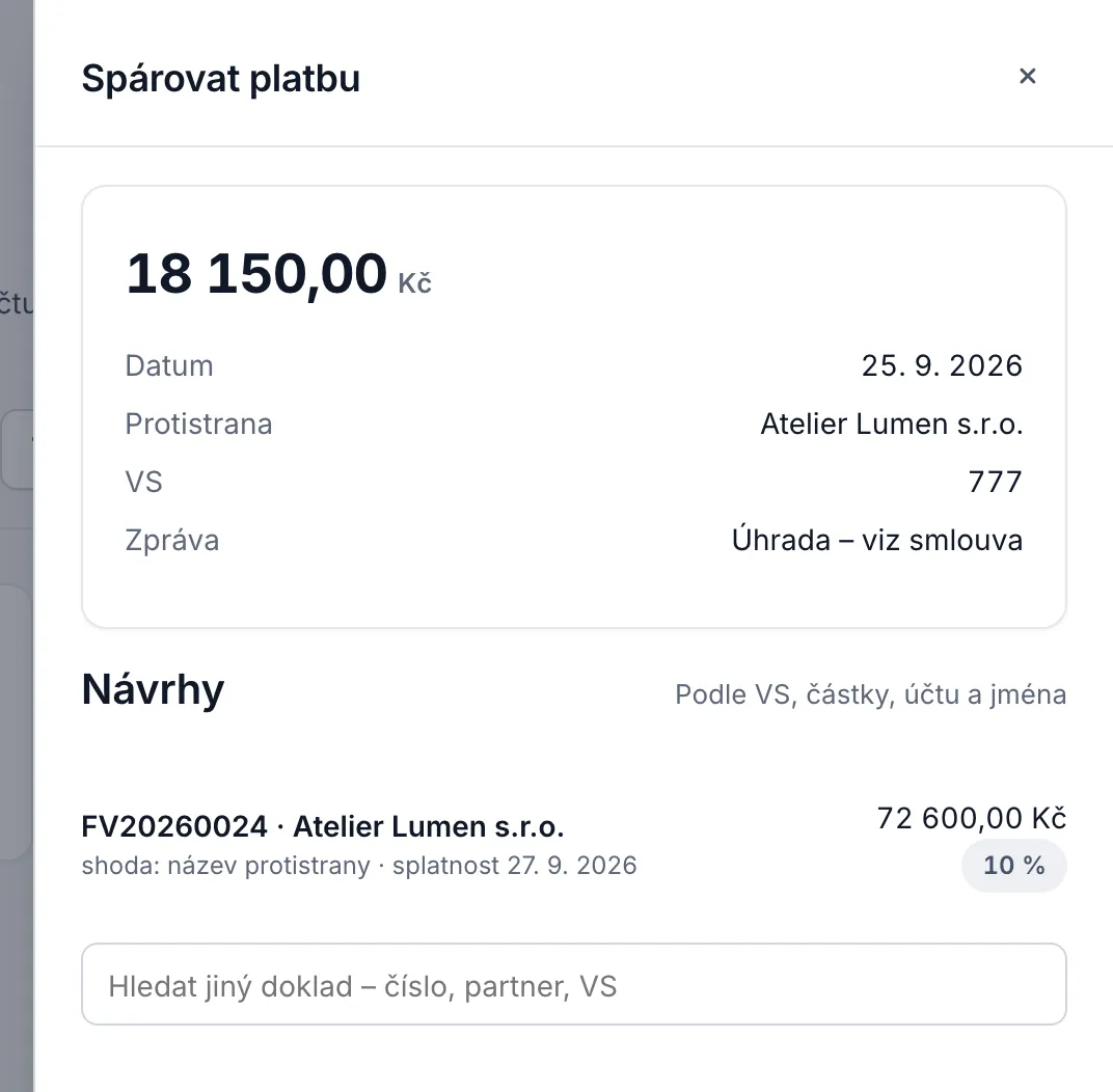 Panel Spárovat platbu u příchozí platby od Atelier Lumen s.r.o. s údaji pohybu, seznamem návrhů se skóre v procentech a polem pro hledání jiného dokladu.