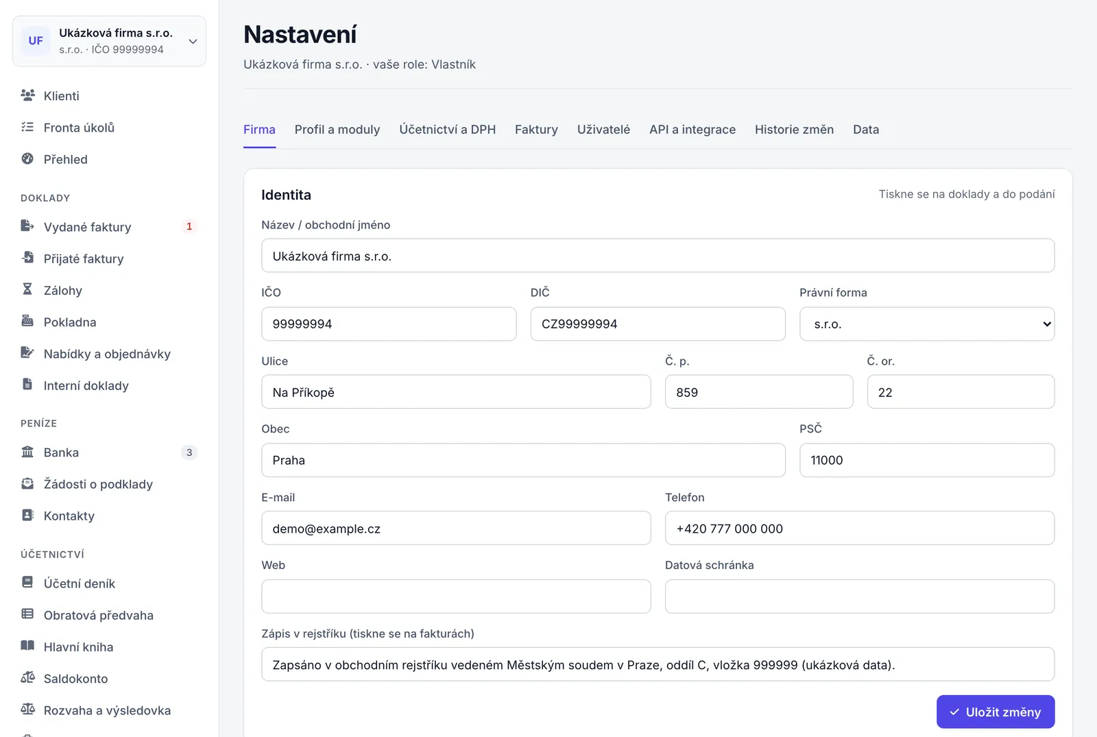 Nastavení ukázkové s.r.o. na záložce Firma: pod nadpisem název firmy a role Vlastník, řada záložek a část Identita s vyplněnými údaji firmy.