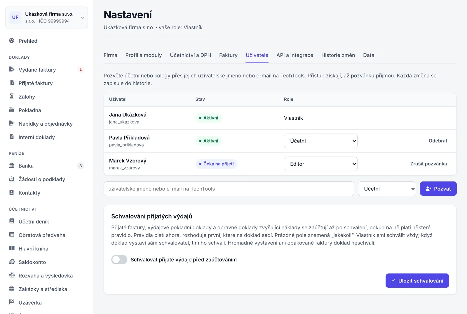 Záložka Uživatelé se seznamem tří členů (vlastník, účetní a editor s čekající pozvánkou), polem pro pozvání a částí schvalování výdajů.