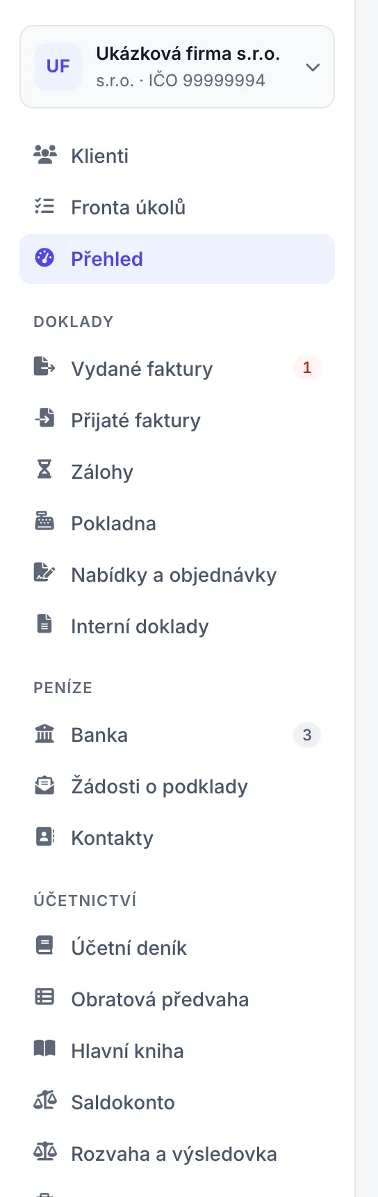 Horní část levého menu s přepínačem firem, položkami Klienti, Fronta úkolů a Přehled, skupinami Doklady a Peníze s čísly u Vydaných faktur a Banky a začátkem skupiny Účetnictví.