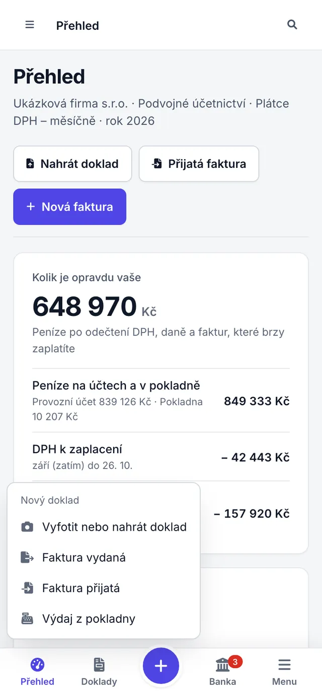 Otevřená nabídka Nový doklad nad spodní lištou telefonu s volbami Vyfotit nebo nahrát doklad, Faktura vydaná, Faktura přijatá a Výdaj z pokladny.