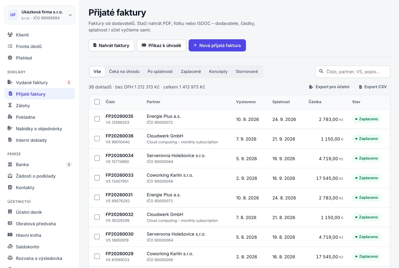 Seznam Přijaté faktury s filtry stavu, polem pro hledání a tlačítky Nahrát faktury, Příkaz k úhradě a Nová přijatá faktura.
