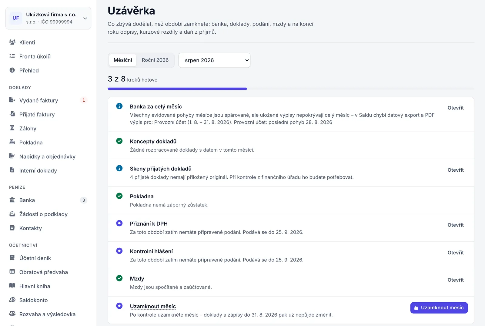 Stránka Uzávěrka v režimu Měsíční za srpen 2026 s počtem hotových kroků a seznamem kroků se stavy.