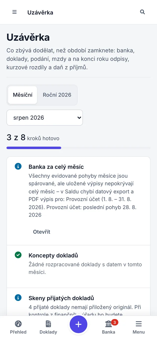 Měsíční kontrola na telefonu s přepínačem Měsíční a Roční, výběrem měsíce a prvními kroky.