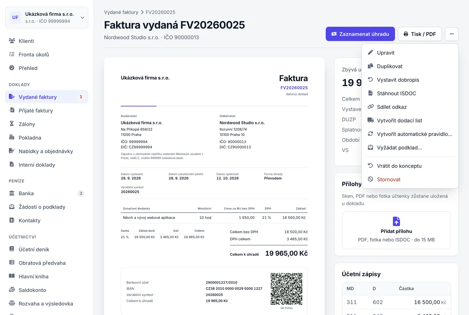 Otevřená nabídka Další akce u vystavené faktury s položkami Upravit, Duplikovat, Vystavit dobropis a dalšími.
