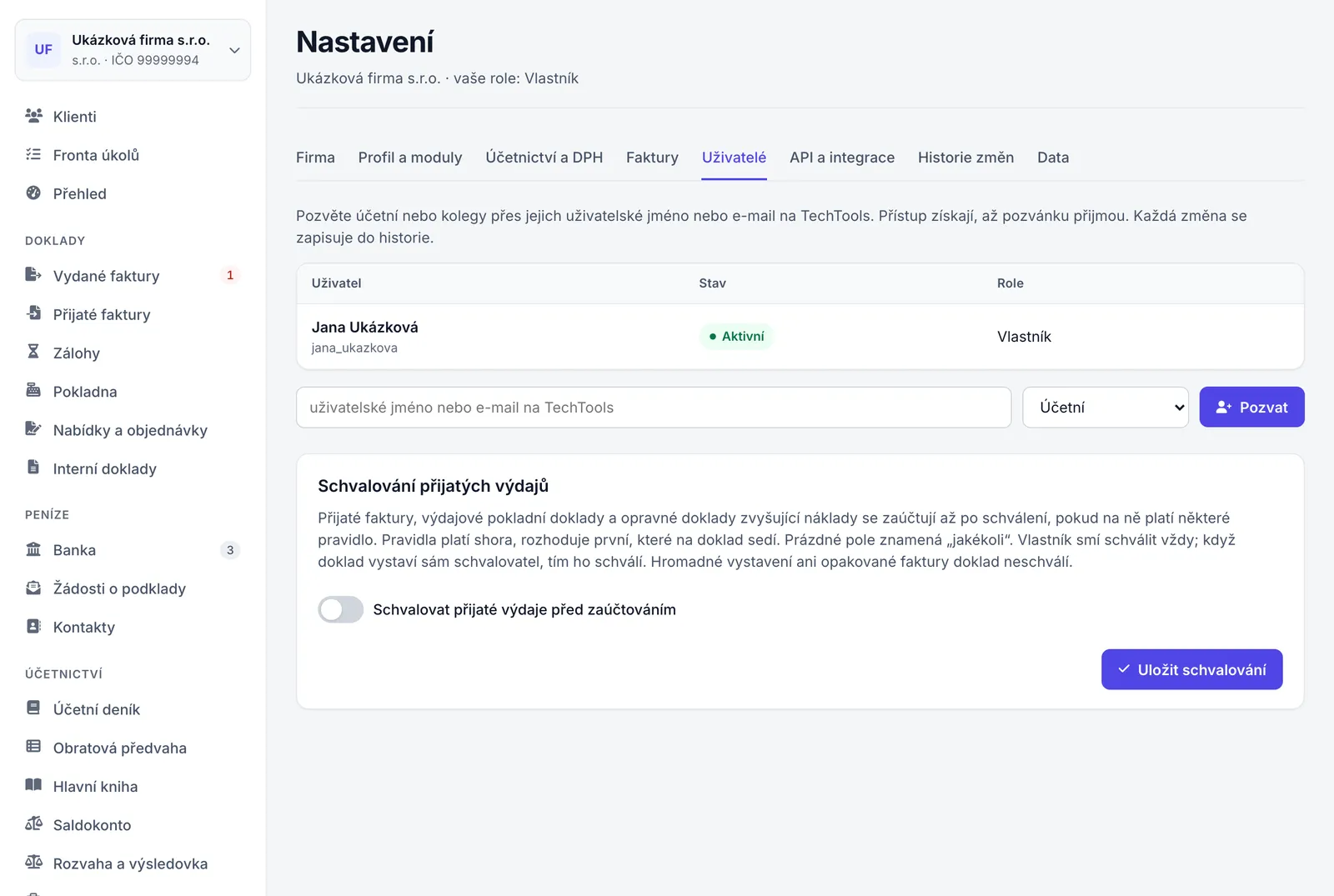 Karta Uživatelé v Nastavení se seznamem uživatelů a polem pro pozvání s rolí Účetní.